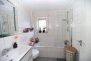 Tageslichtbad mit Badewanne un