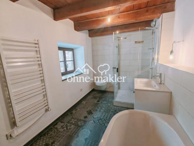 Bad mit Dusche/Badewanne 1. OG