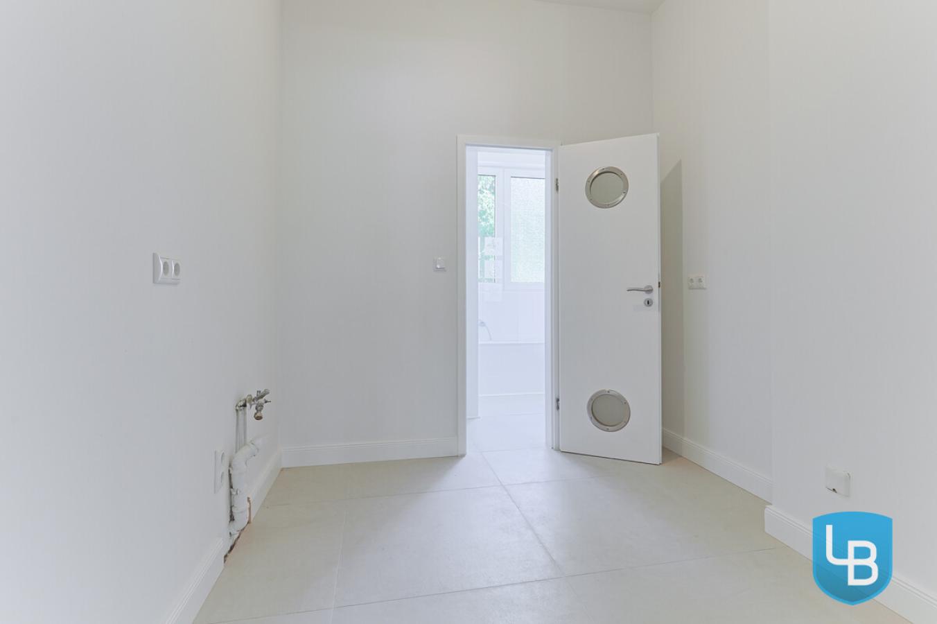...mit Durchgang zum Badezimmer