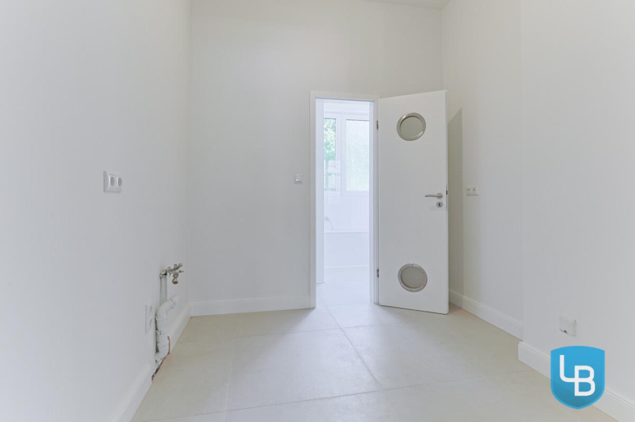 ...mit Durchgang zum Badezimmer