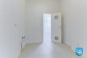 ...mit Durchgang zum Badezimmer