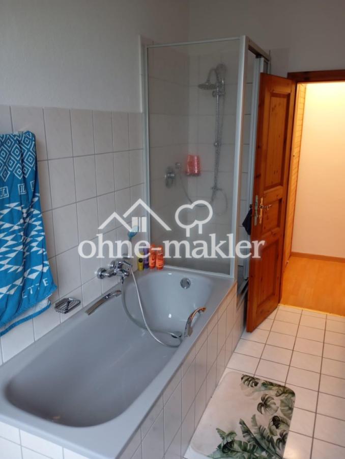 Bad mit Wanne und Dusche