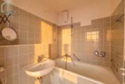 Badezimmer mit Badewanne