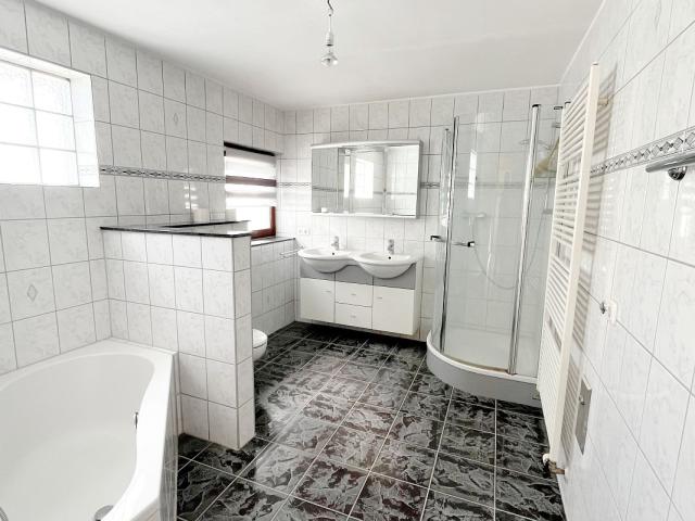 EG - modernes Tageslichtbad mit Wanne und Dusche