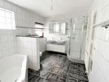 EG - modernes Tageslichtbad mit Wanne und Dusche