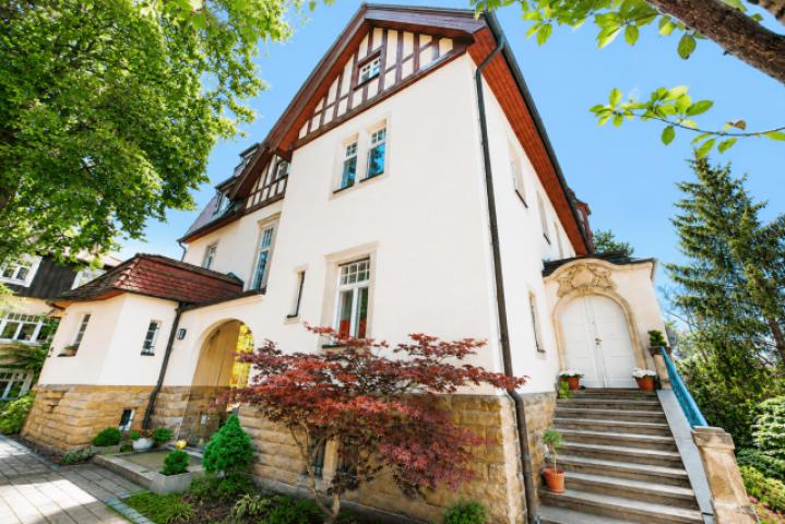 vorder Hausansicht mit direkten Wohnungseingang