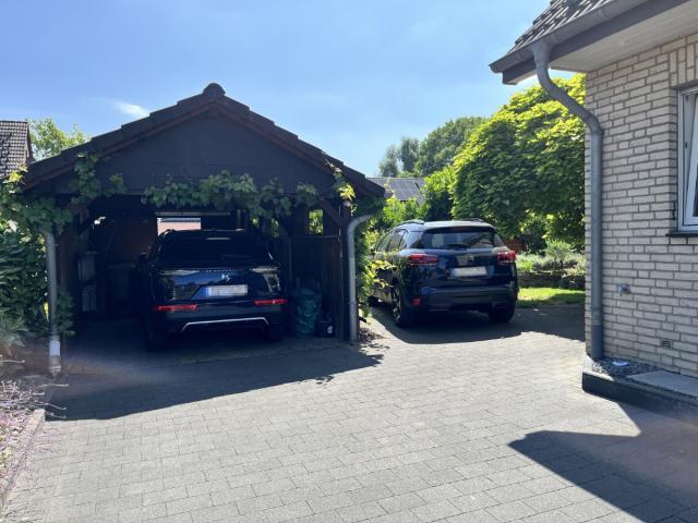 Carport und Stellplatz