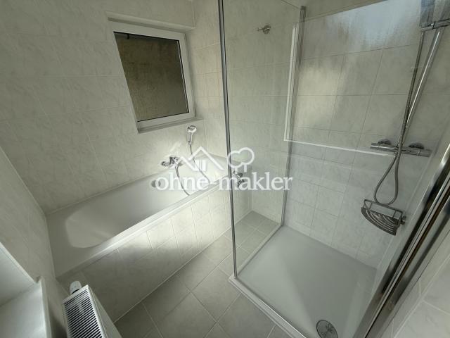 Badewanne und begehbare Dusche