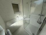 Badewanne und begehbare Dusche