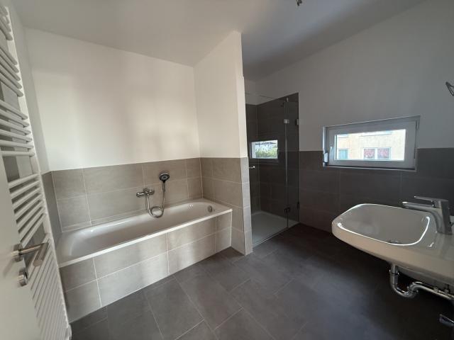 Bad mit Wanne und Dusche