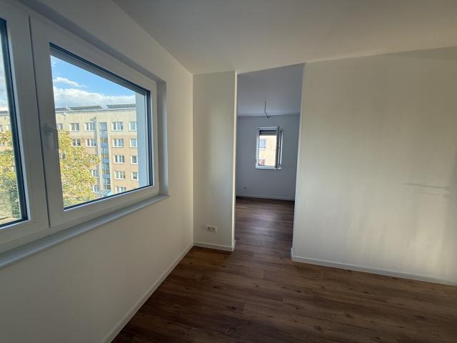 Schlafzimmer mit Blick auf  den Ankleidebereich