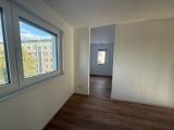 Schlafzimmer mit Blick auf  den Ankleidebereich