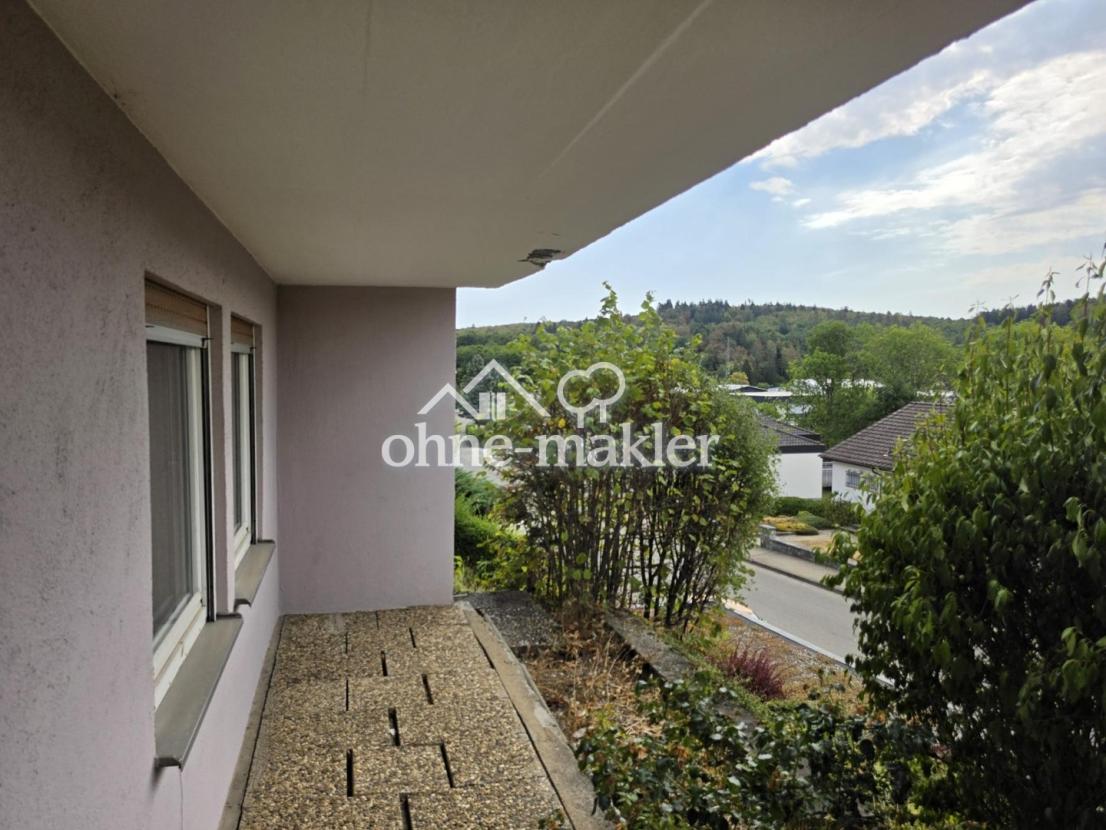 Beschädigte Platten und Balkon