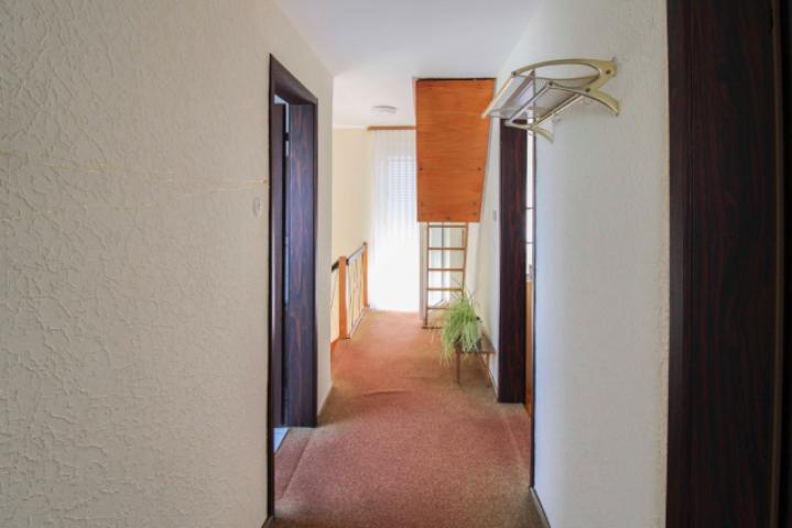 Flur OG mit Blick zum Balkon