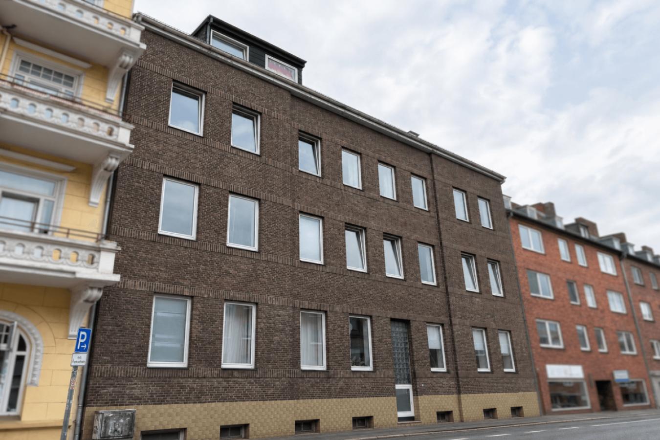 Hausfront 3