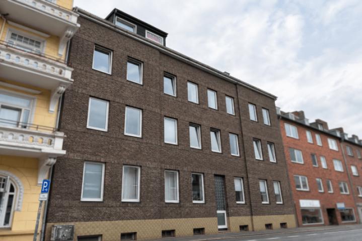 Hausfront 3