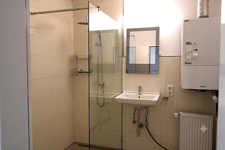 Badezimmer mit begehbarer Dusche