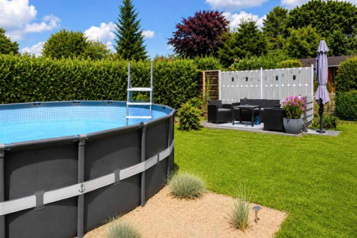 Garten mit Pool