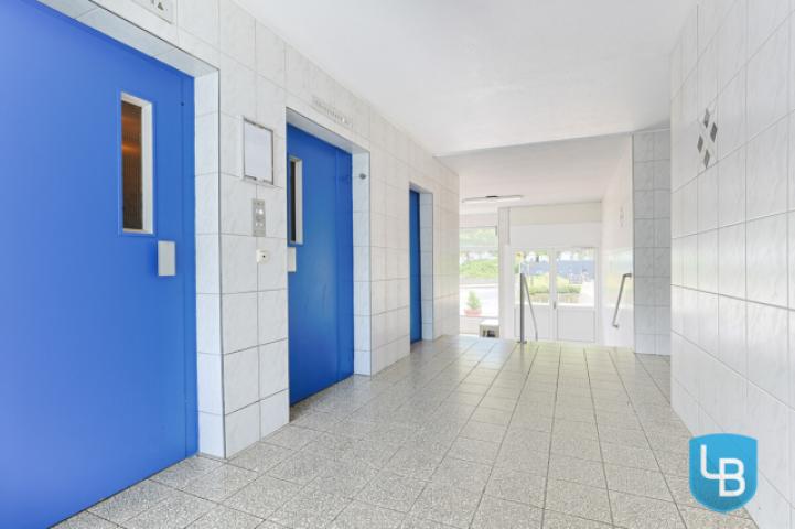 Zwei Aufzüge mit Treppenhaus
