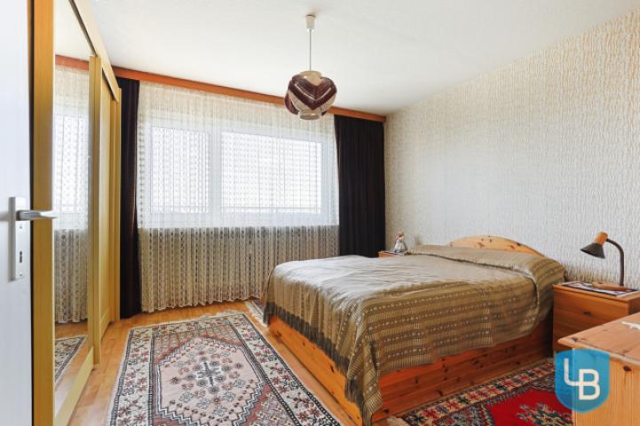 Schlafzimmer mit Blick zur Loggia