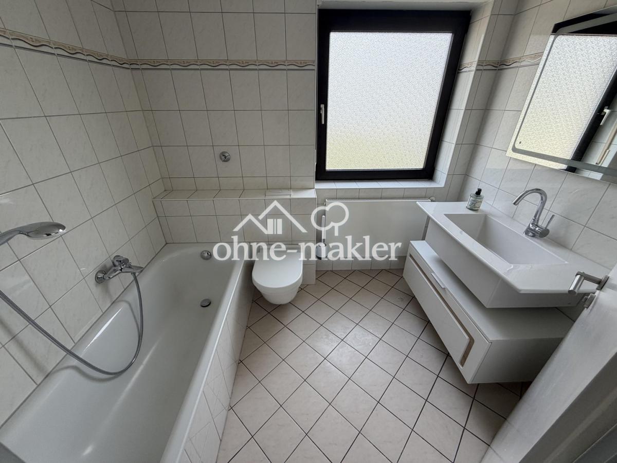 Bad mit Badewanne OG