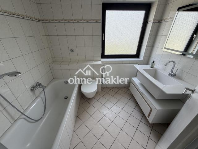 Bad mit Badewanne OG