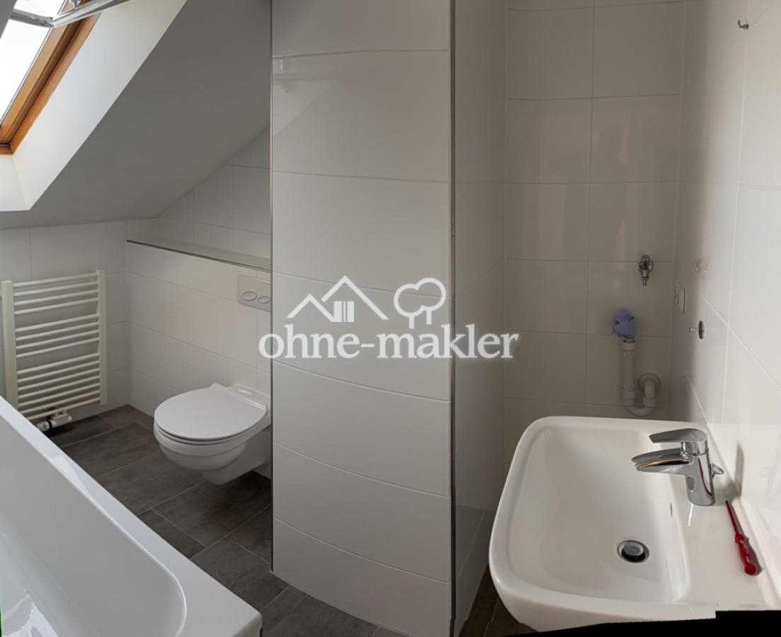 Bad mit Badewanne DG