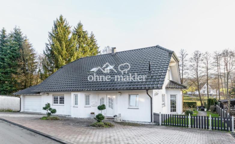 Gebäudefront mit Garage 