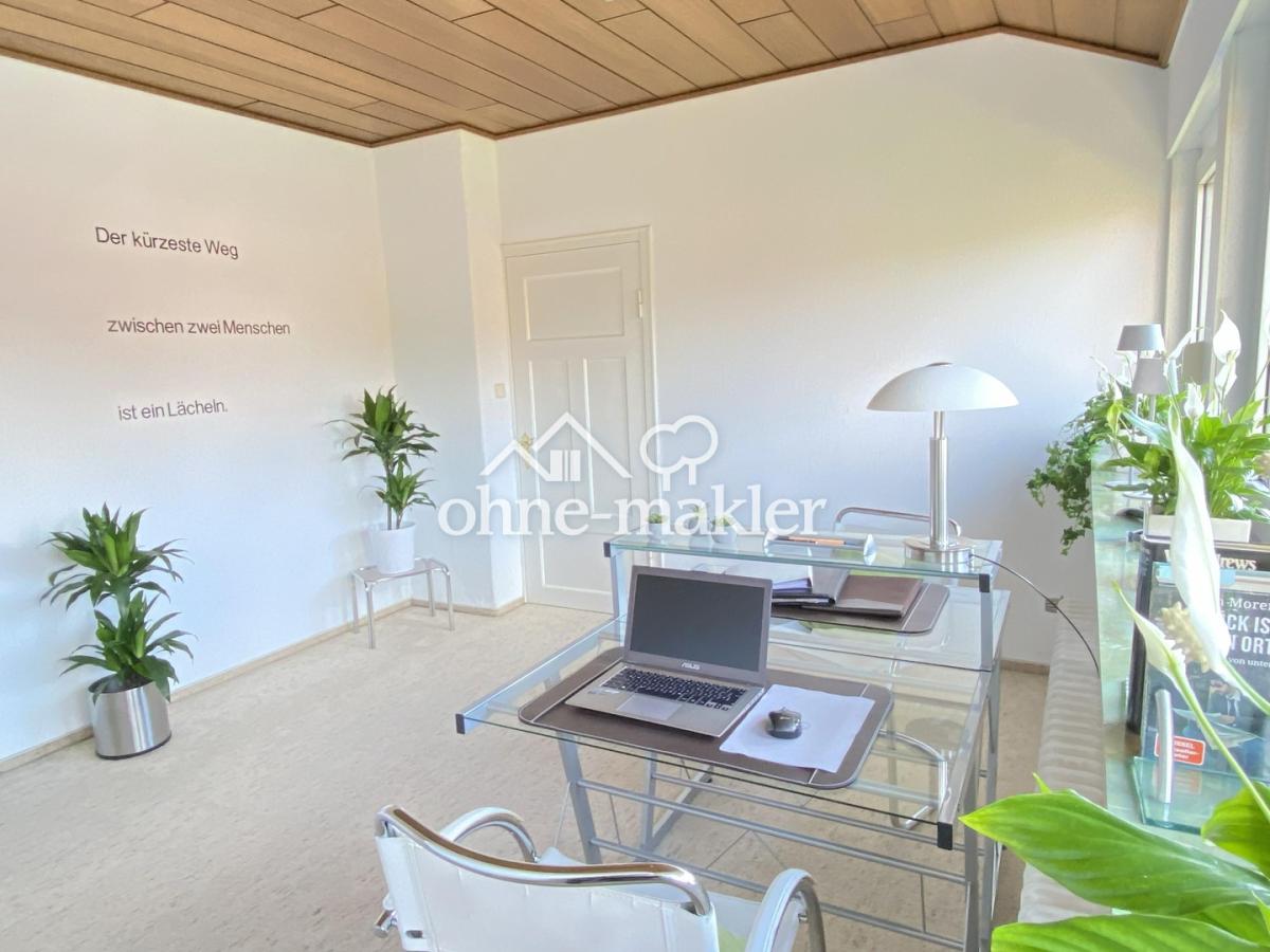 Helles Arbeitszimmer