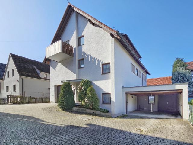 Außenansicht mit Doppelgarage