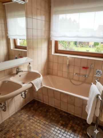 1.OG: Bad (Badewanne + Dusche)