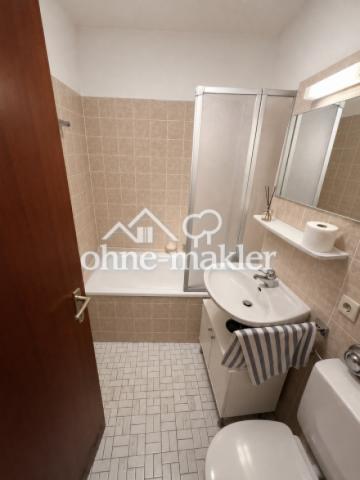 Badezimmer mit Duschbadewanne