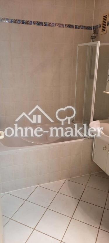 Bad mit Wanne und Duschwand