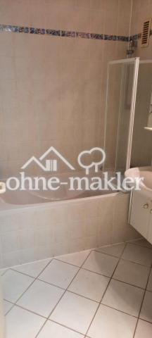 Bad mit Wanne und Duschwand