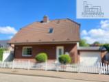 Haustür und Garage - (KI generiert)