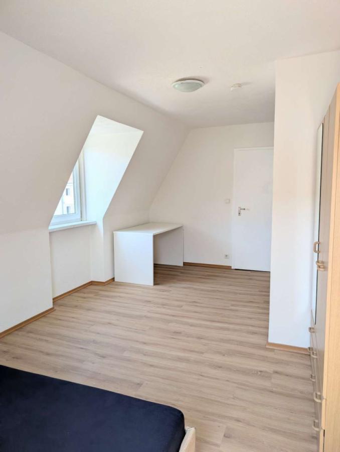 Schlafzimmer mit Büroecke
