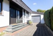 Hauseingang mit seitl. Garage