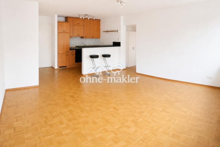 Wohnzimmer mit offener Küche