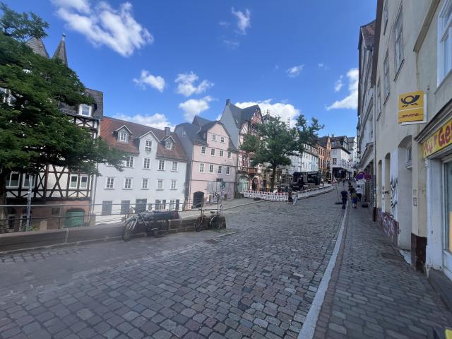 Straße vor dem Anwesen