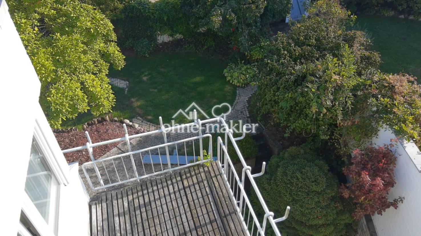 Blick vom Balkon in den Garten