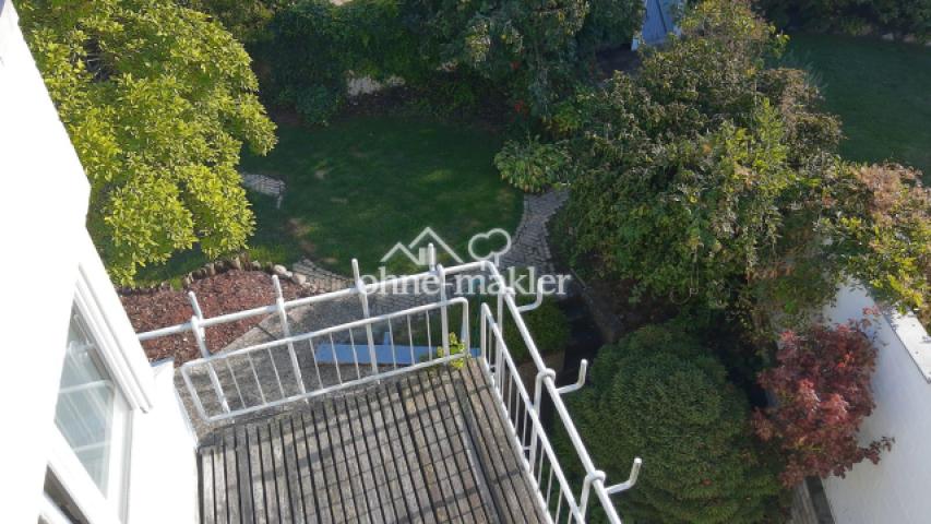 Blick vom Balkon in den Garten
