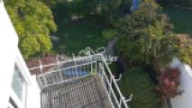 Blick vom Balkon in den Garten