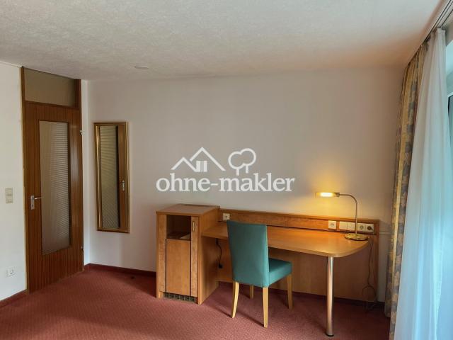 Schreibtisch mit Kühlschrank