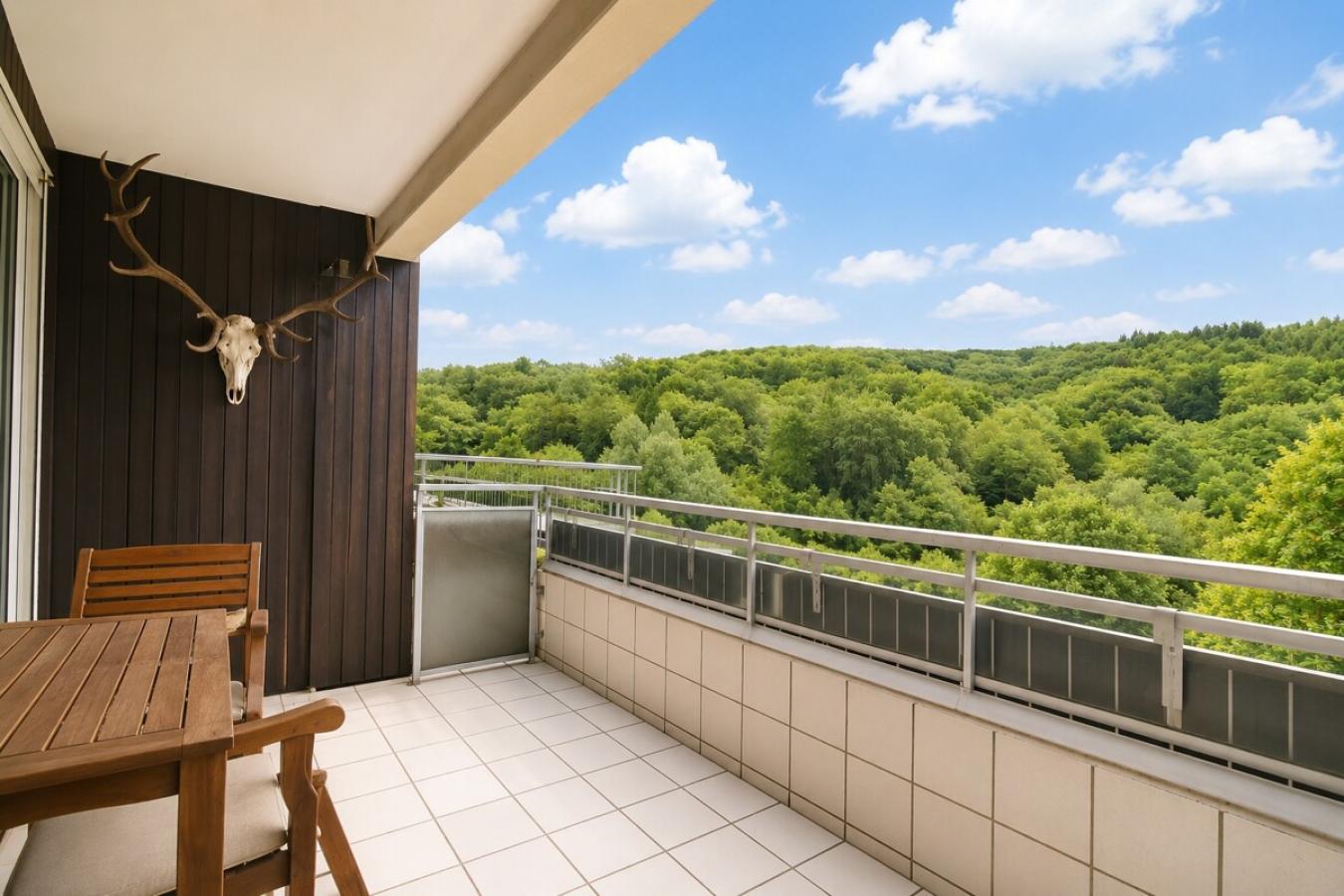 Großzügiger Balkon mit Weitblick