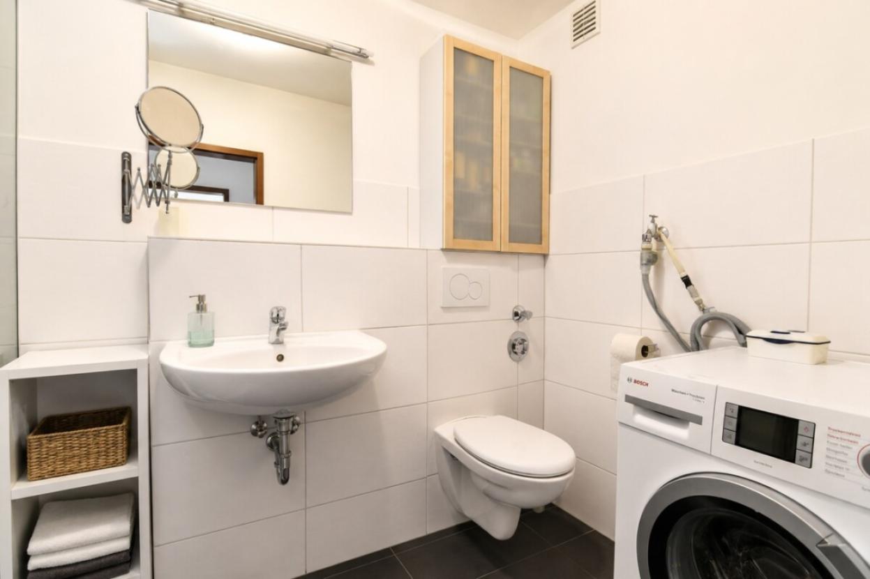 Badezimmer mit Dusche und Waschmaschinenanschluss