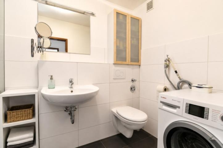 Badezimmer mit Dusche und Waschmaschinenanschluss