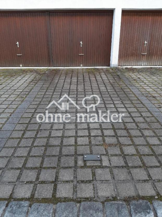 Garage mit Stellplatz