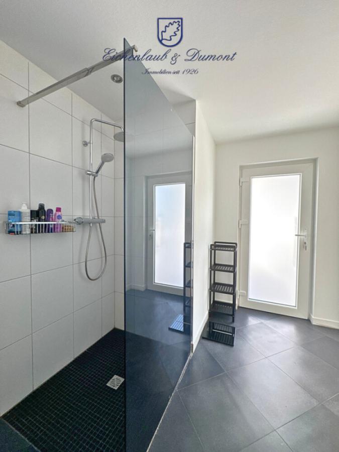 Dusche & Zugang zum Balkon