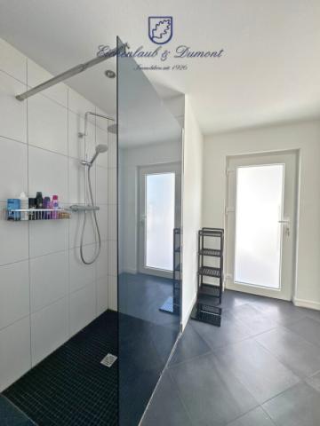 Dusche & Zugang zum Balkon