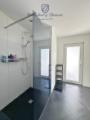 Dusche & Zugang zum Balkon